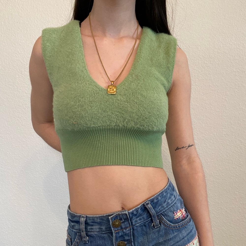 Green lowv fuzzy vest